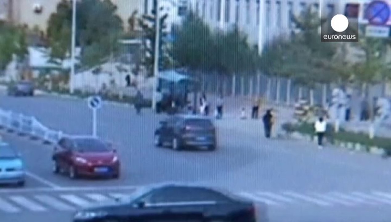 تعدادی کشته و زخمی بر اثر برخورد کامیون با ایستگاه اتوبوس در چین