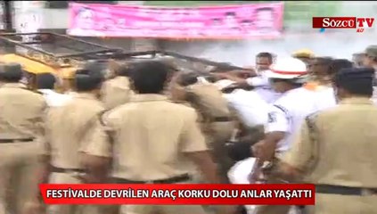 Video herunterladen: Festivalde devrilen araç korku dolu anlar yaşattı