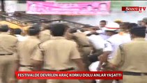 Festivalde devrilen araç korku dolu anlar yaşattı
