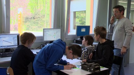 Une séance de technologie, deux classes, deux enseignants