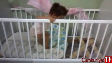 Yatağından çıkmak için bu yolu denedi