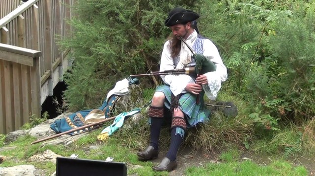 Joueur de cornemuse à Glendalough, Irlande