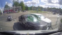 Accident de moto contre deux voitures