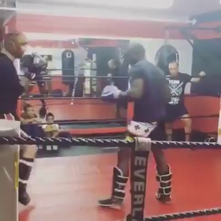 Un sparring entre amis termine en Knock Out à la suite d'un méchant head kick !