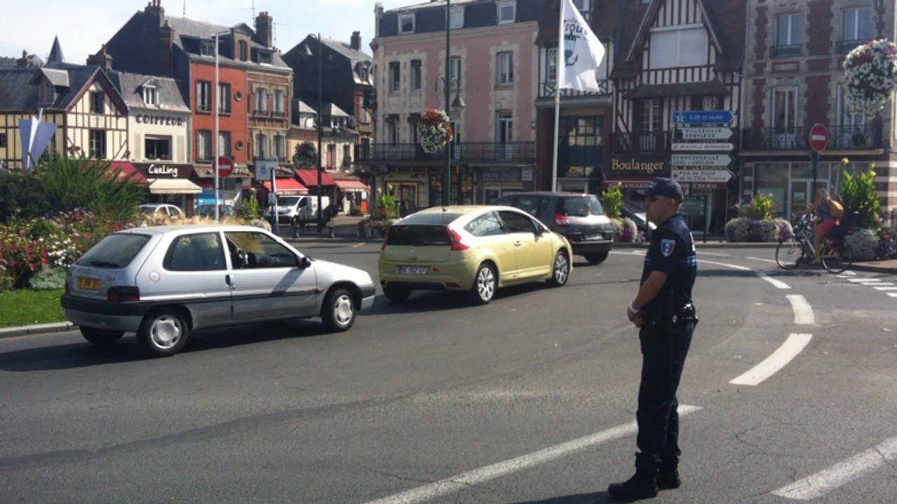 Un camion forain bloque le pont des Belges