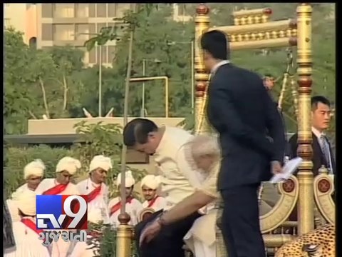 Chinese President Xi Jinping enjoying a traditional dance at the Sabarmati riverfront - Tv9 Gujarati