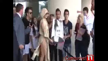 Lady Gaga hayranlarının karşısına köpeği ile çıktı