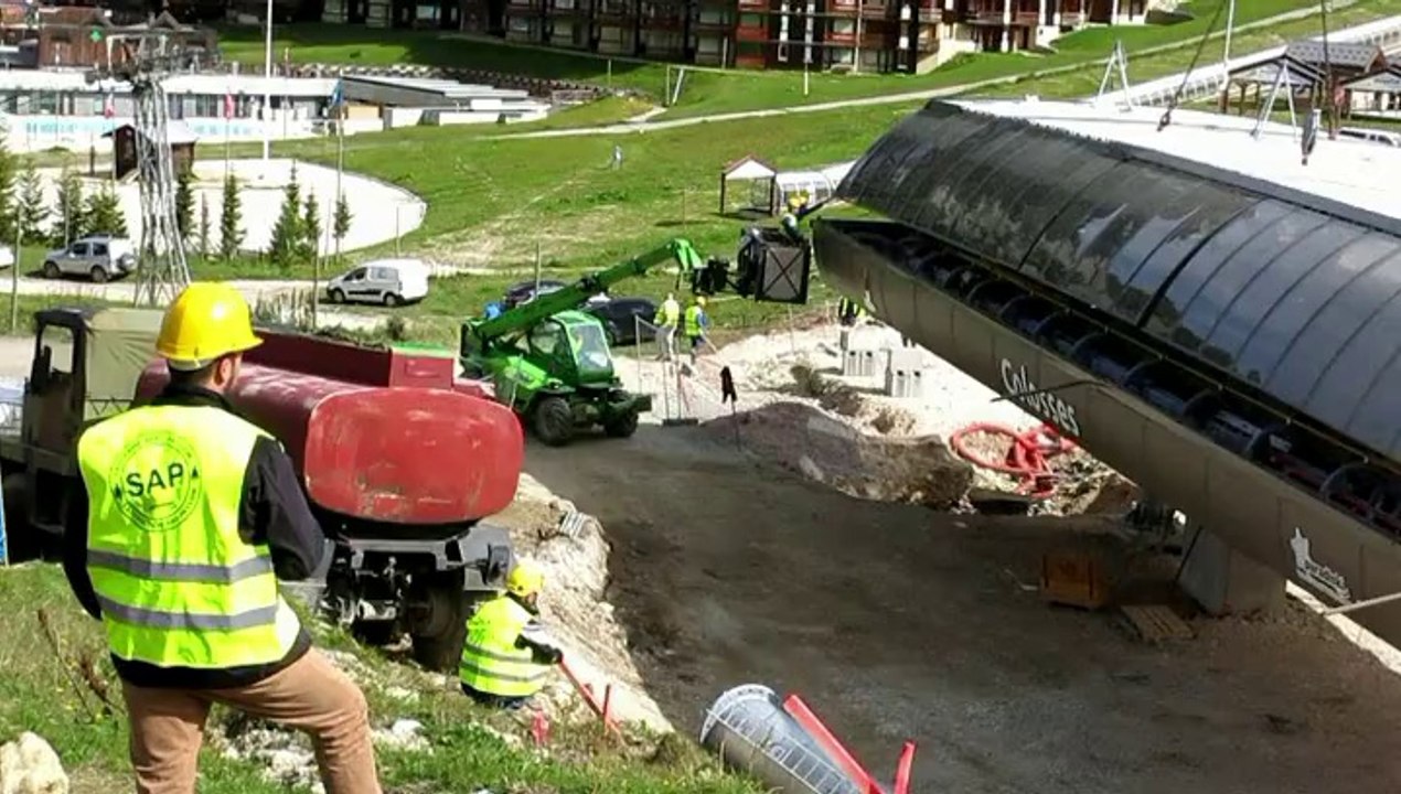 Le levage de la gare de départ du télésiège des Colossses à La Plagne