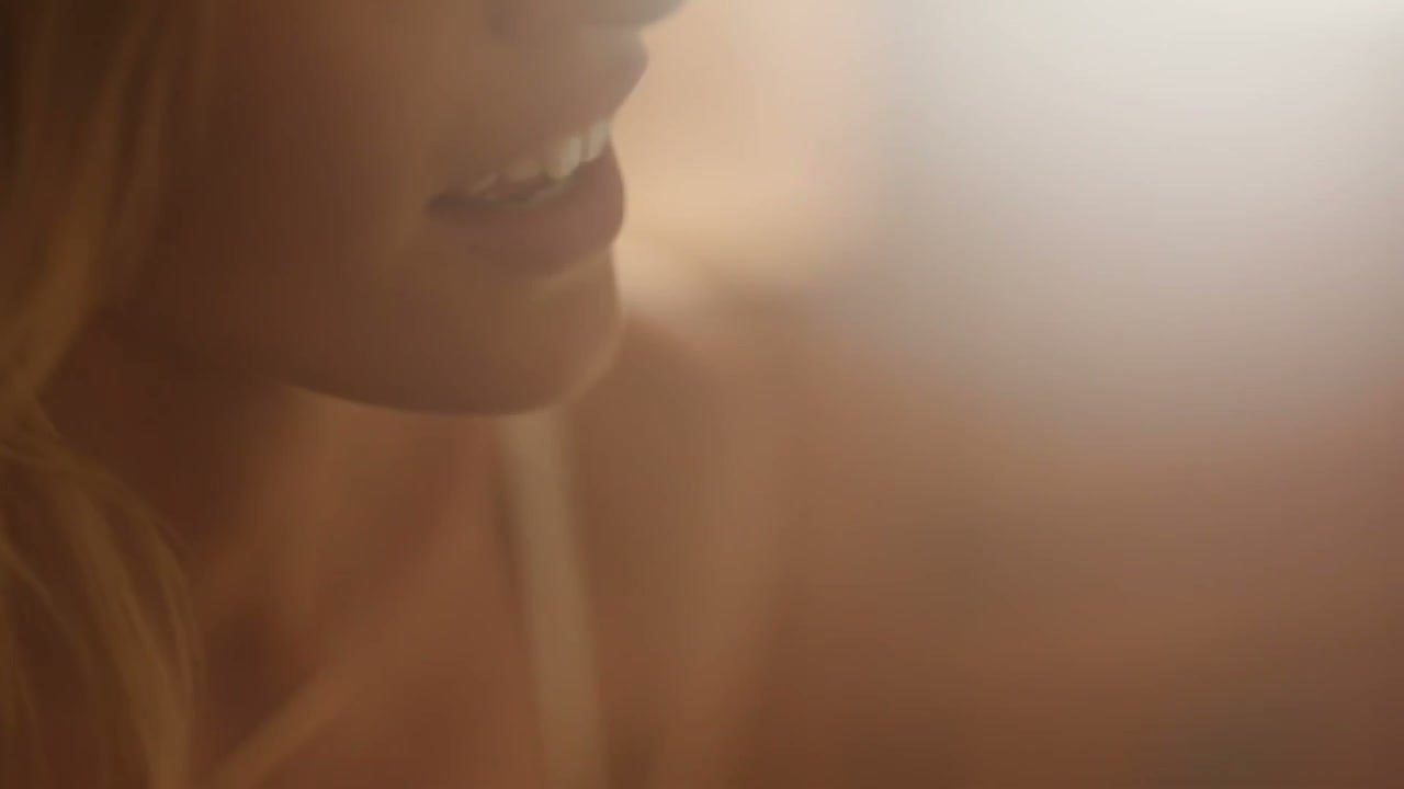 Martha Hunt pour ''LessIsMore''
