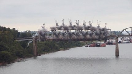 Destruction d'un pont quasi-centenaire aux Etats-Unis