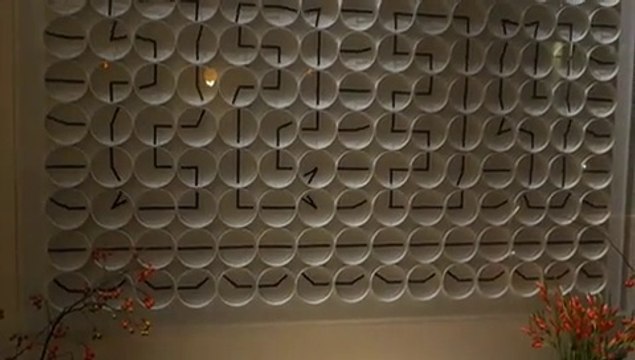 Horloge magnifique composée de 135 horloge - Ham Yard hotel - Londres