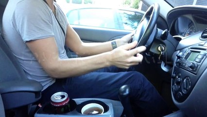 Démo d'un porte gobelet de voiture stabilisé - Maksimatic Cup Holder