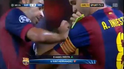 Xavi le coloca el brazalete a Iniesta @nogolipo