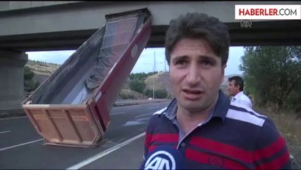 TIR'ın Açılan Damperi Köprüye Takıldı