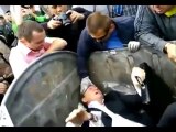 Un diputado muy importante Ucraniano fue tirado a la basura, si ala basura,por manifestantes su nombre es Vitali Zhuravski
