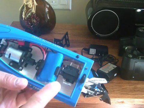 Review Velocity Toys Great White Shark Electric RC Speed Boat 2.4GHz 15 MPH RTR