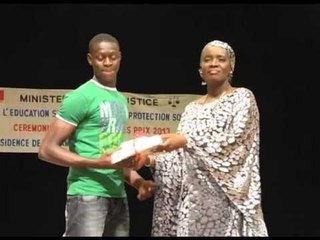 Distribution de prix aux enfants en conflit avec la loi WOL