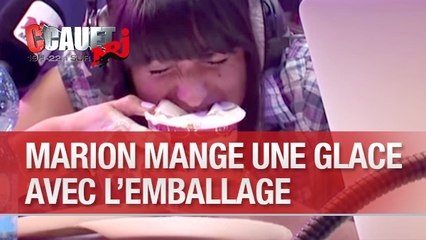 Marion mange un pot de glace avec l'emballage - C'Cauet sur NRJ