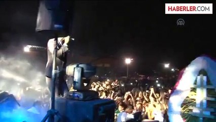 Soner Sarıkabadayı, Kozan'da konser verdi -