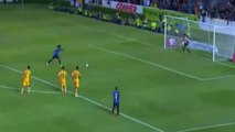 Isolou! Ronaldinho perde pênalti em estreia por time mexicano