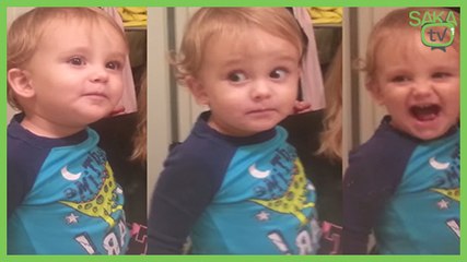 Kendi Kaşlarına Gülen Bebek