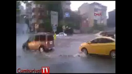 Amatör kameradan sulara gömülen sürücülerin zor anları