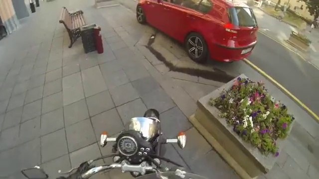 Motarde vs Automobilistes qui jettent leurs ordures !