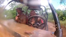 Rouler à fond dans des flaques de boue géantes en Buggy!