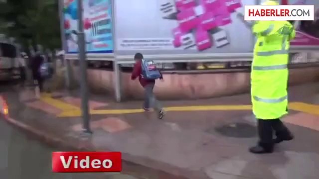 Yolda Kalan Minik Öğrencinin Yardımına Polis Yetişti