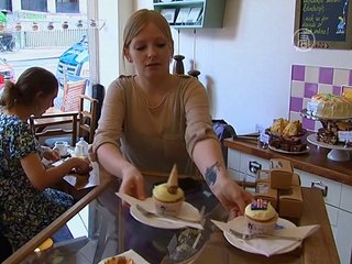 Шотландское кафе проводит опрос с помощью кексов