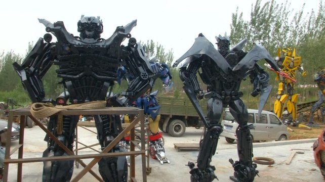 Un groupe de chinois fabrique des statues de Transformers