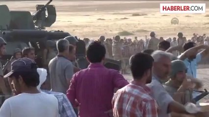 Sınırda bekleyen grup, anonslarla sınırdan uzaklaştırılmaya çalışılıyor -