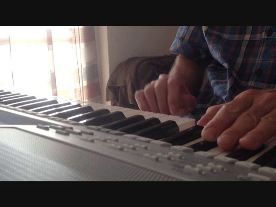 extrait cover chandelier de Sia sur yamaha psr S710