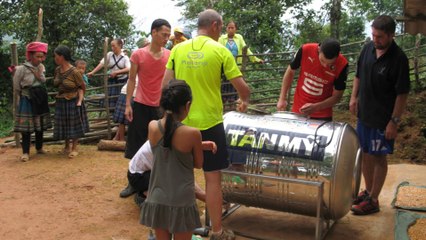 Installation de la citerne d'eau à Ta Dang