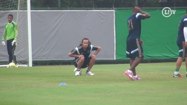 Após expulsão polêmica, Valdivia faz treino com reservas