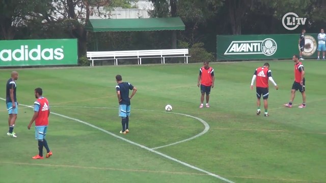 Na gaveta! Atacante do Verdão faz golaço em cobrança de falta