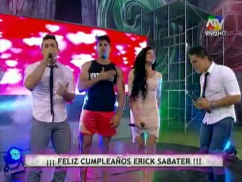 Erick Sabater recibe sorpresa de cumpleaños