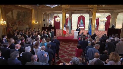 Pascal de Sutter, psychologue : "Hollande essaie de donner une image de dur"