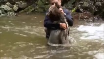 L'incroyable amitié entre un homme et un ours sauvage qui jouent tous les deux dans une rivière