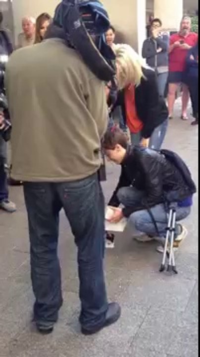 Un autralien laisse tomber son iPhone 6 (coulisses)