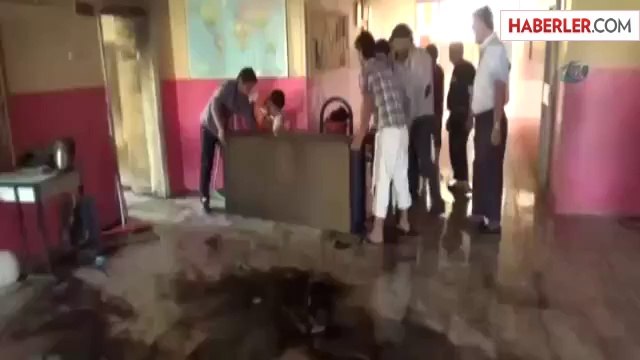 Bayrak İndirildi, Öğretmen Odası Benzin Dökülerek Yakıldı