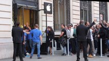 L'ouverture de la vente de l'iPhone 6 à l'Apple Store d'Opéra, à Paris, le 19 septembre 2014
