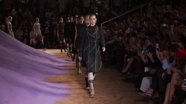 Le défilé Prada printemps-été 2015 en vidéo