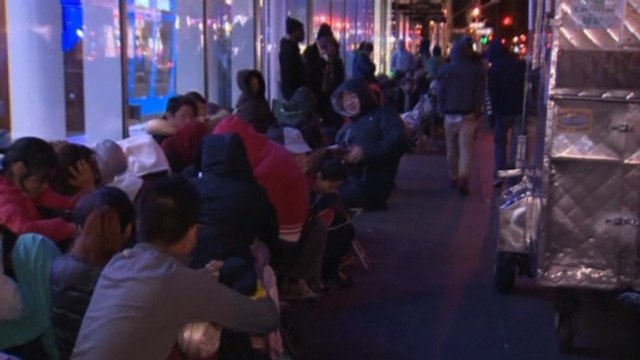 Apple fans line up for iPhone 6 release