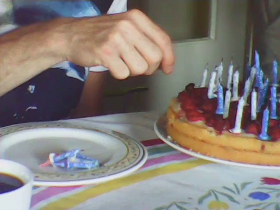 Hervé compte les bougies de son gâteau d'anniversaire