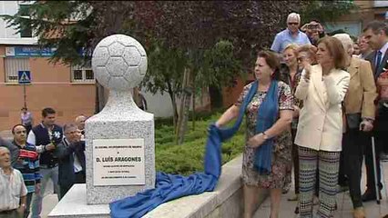 Un monolito recuerda al 'maestro' Luis Aragonés en su barrio madrileño de Hortaleza
