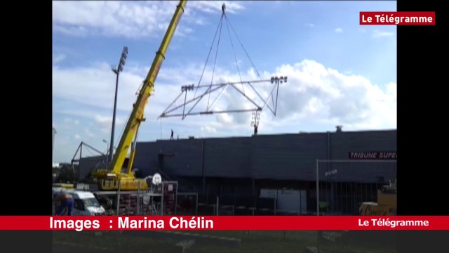 Guingamp. Installation spectaculaire des nouveaux projecteurs au Roudourou
