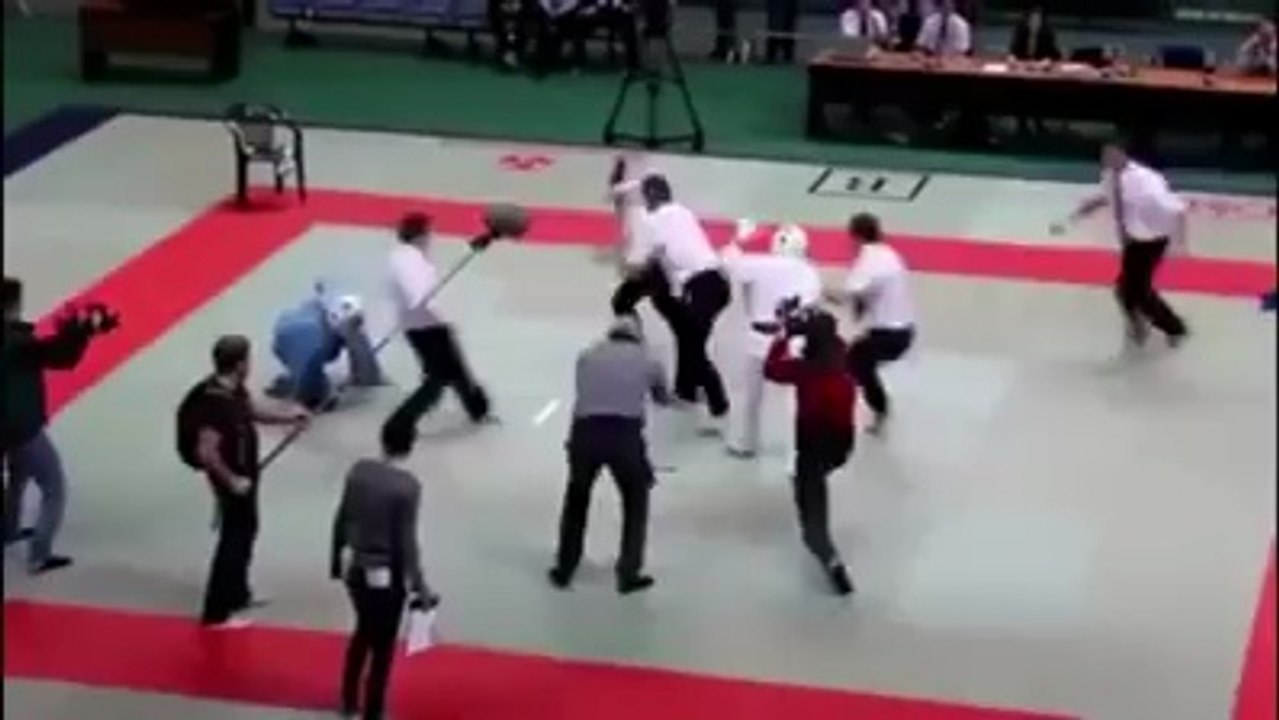 Un arbitre met k.o deux combattants pour avoir enfrain les règle du combat