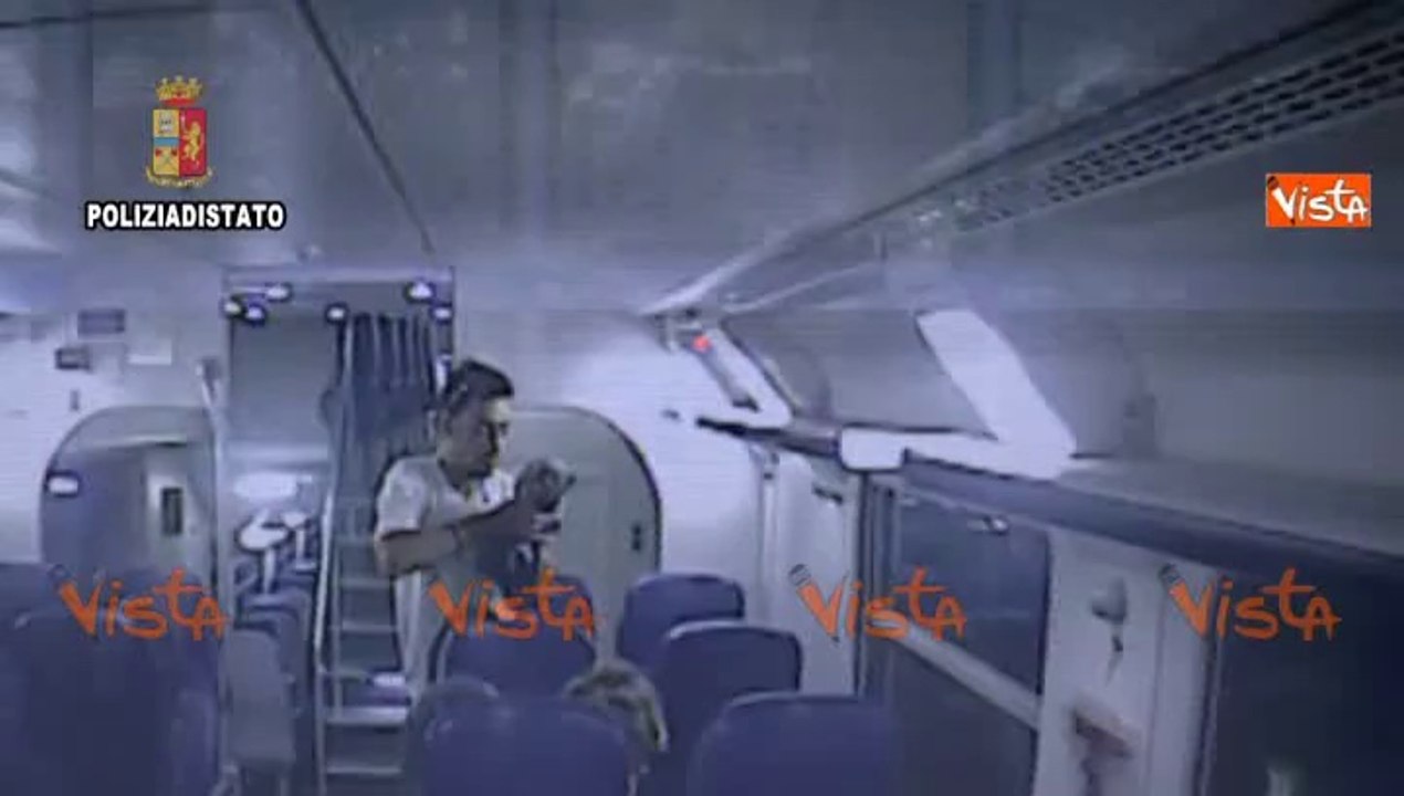 19-09-14 FIRENZE LE IMMAGINI DELLO SCIPPATORE DEI TRENI IN AZIONE ARRESTATO w00_33