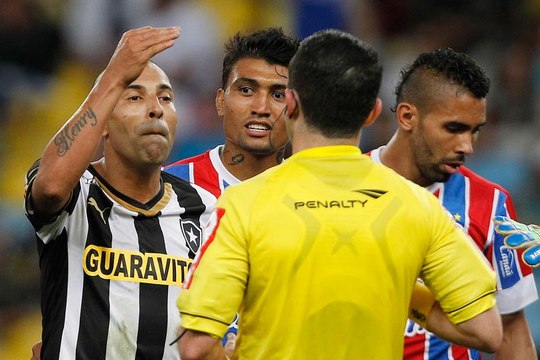 Torcedores apoiam atitude de Emerson Sheik